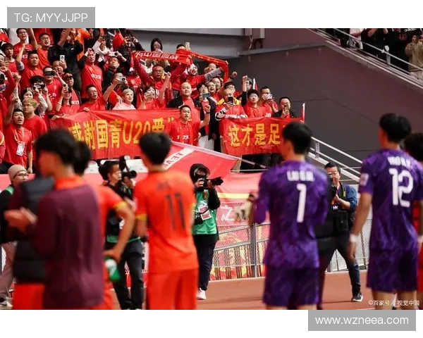 国足逆转取胜引爆全国热潮 球迷欢庆胜利展现中国足球新风貌