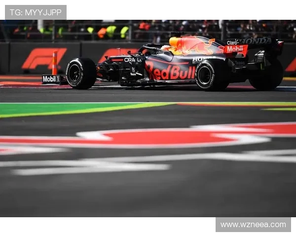 F1赛季最新动态：红牛车队再度称霸积分榜 汉密尔顿力压维斯塔潘展开激烈争夺